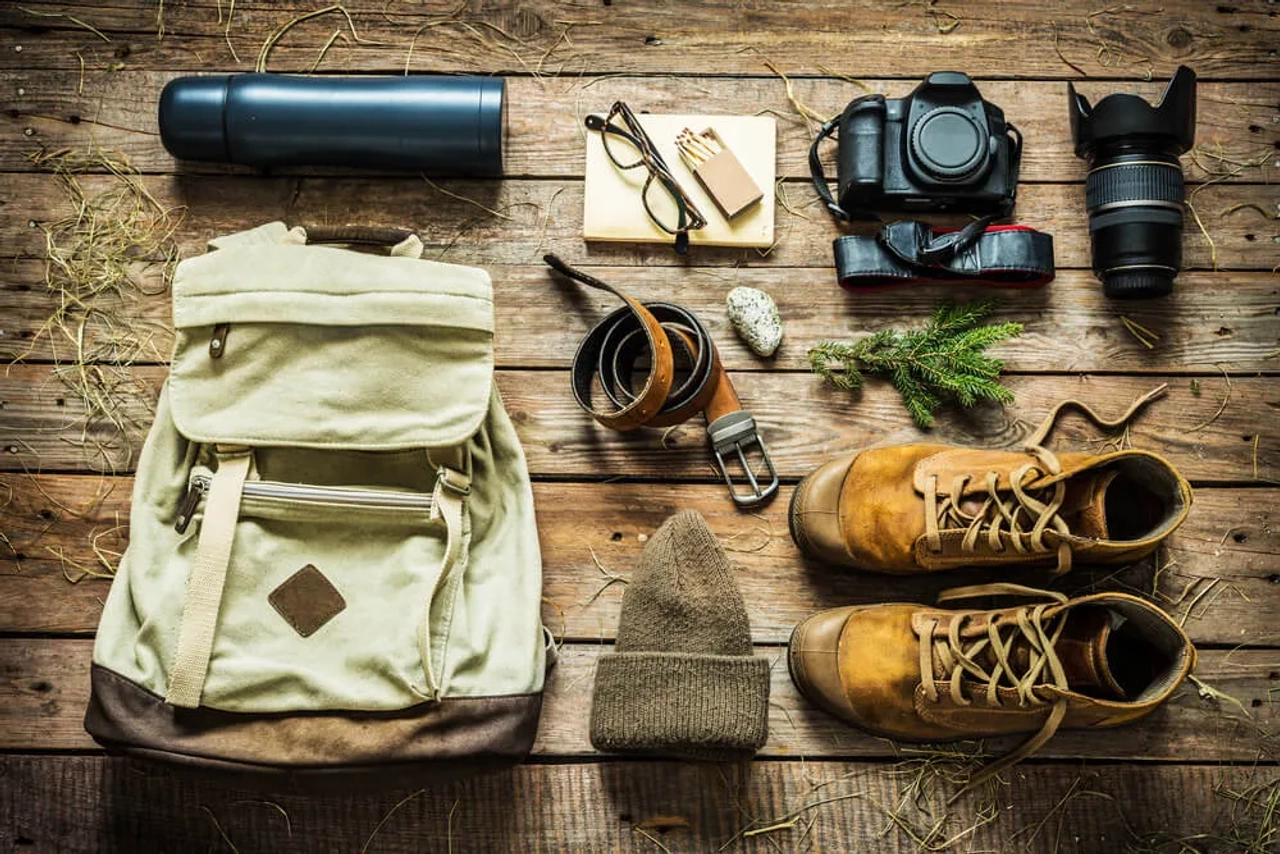 mochila e diferentes objetos a levar numa viagem