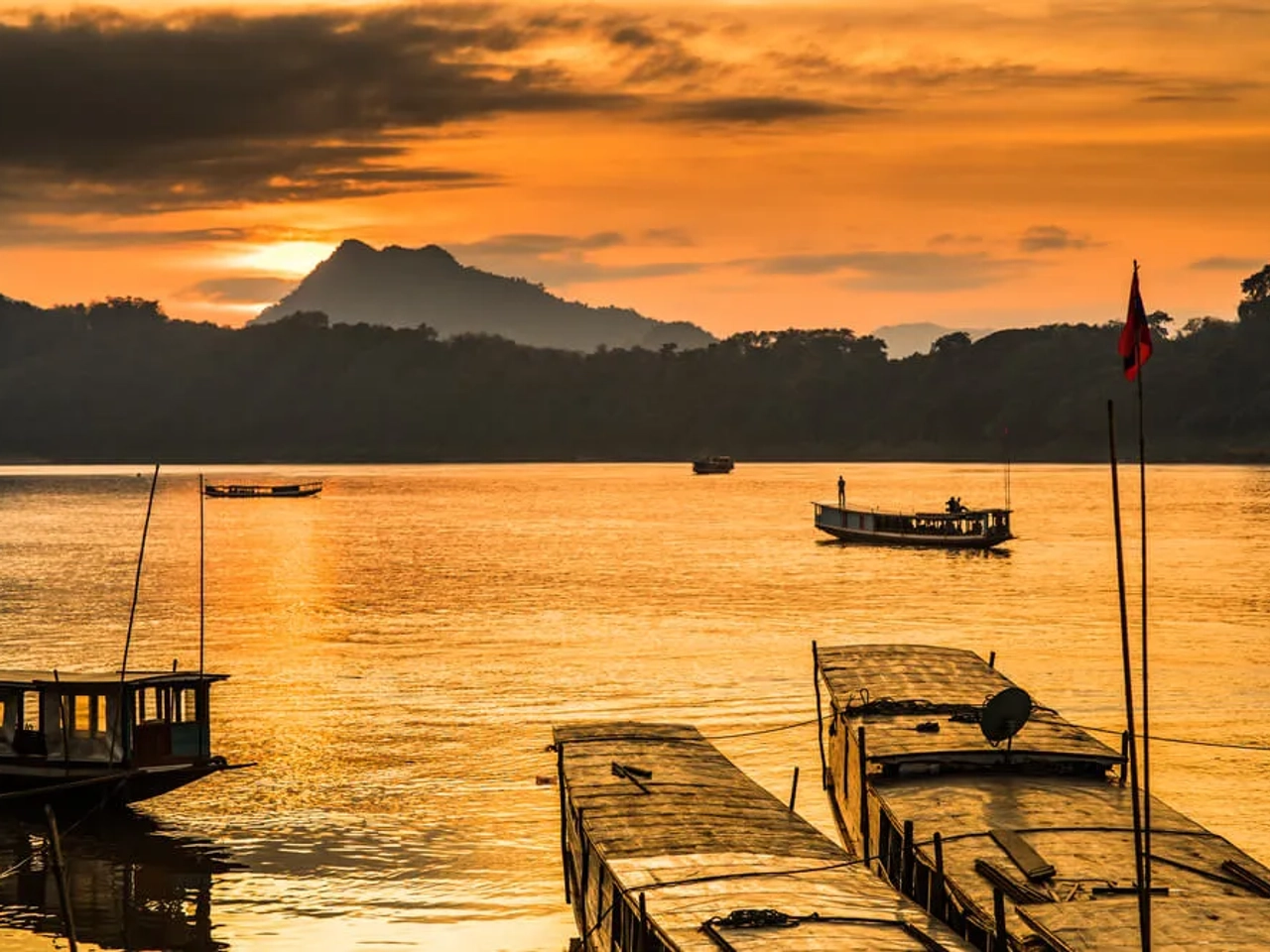 barcos no rio mekong ao por do sol