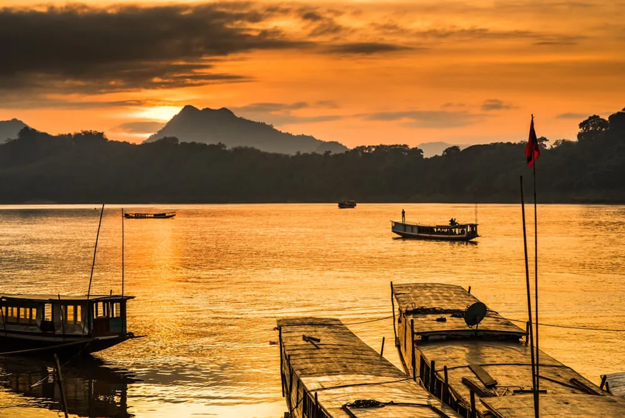 barcos no rio mekong ao por do sol