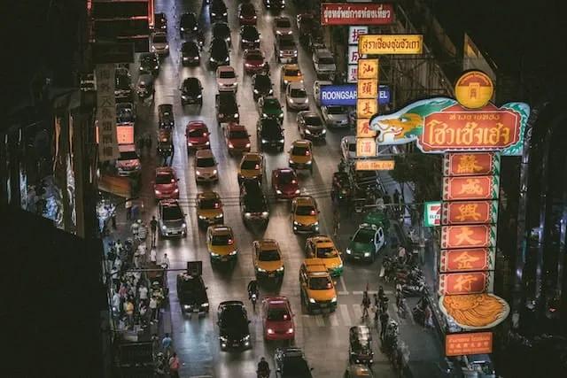 carros numa avenida na tailandia à noite