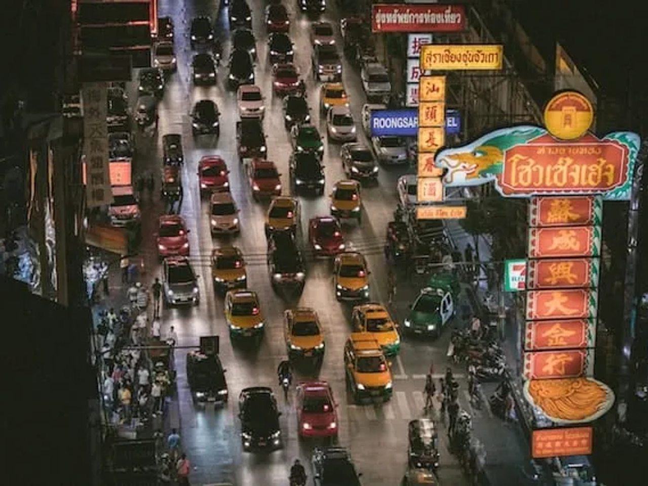 carros numa avenida na tailandia à noite