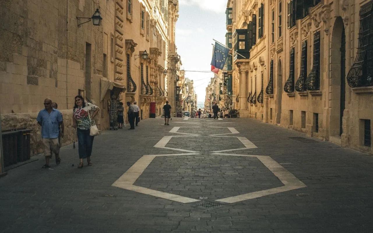 rua de valetta durante o dia