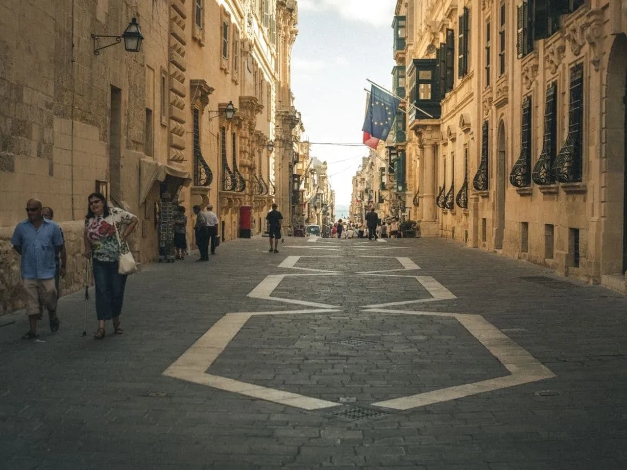 rua de valetta durante o dia