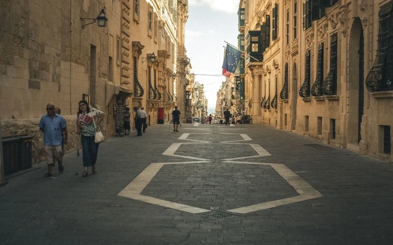 rua de valetta durante o dia