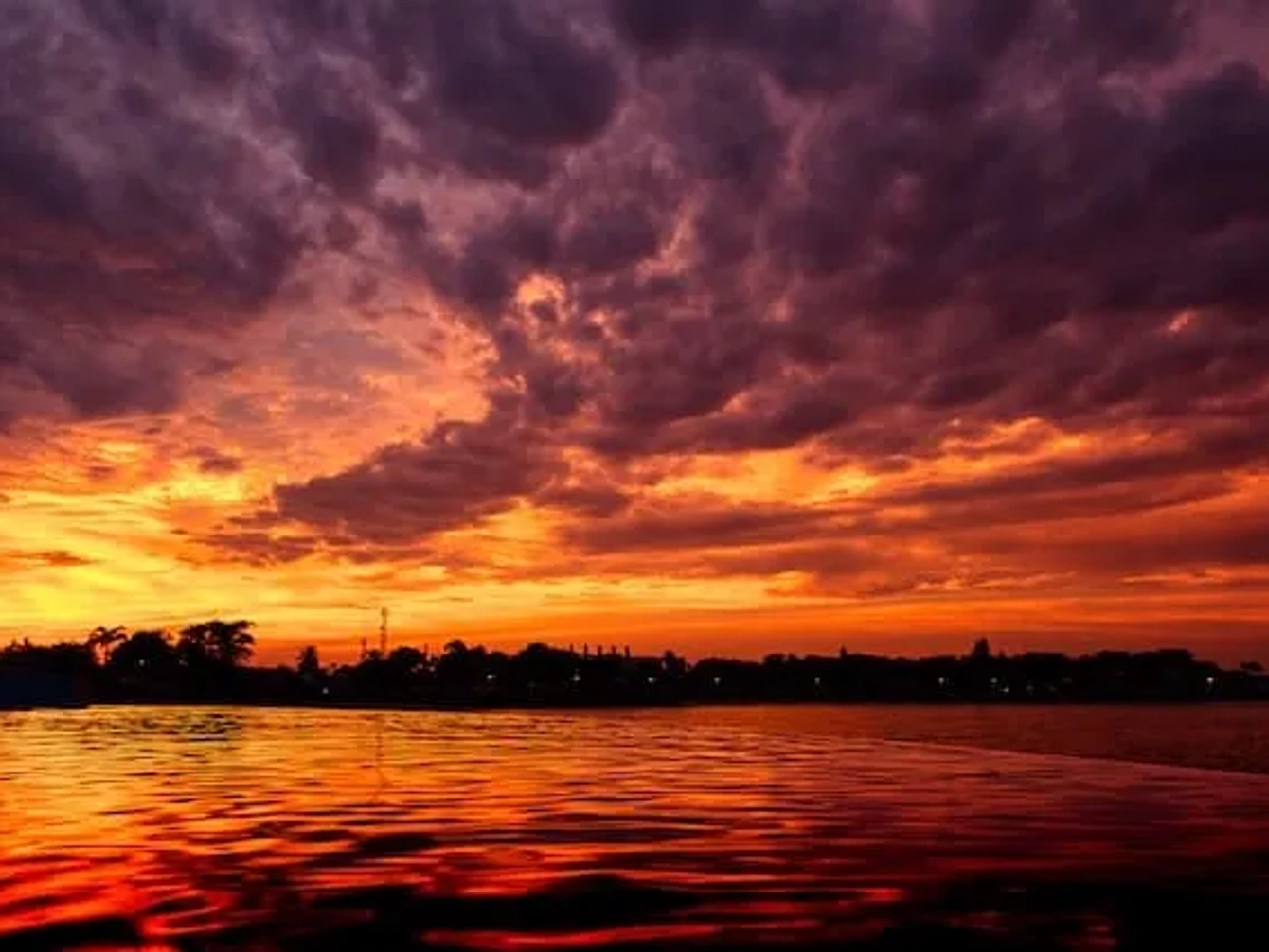 por do sol na ilha de sao tome e principe na costa de africa