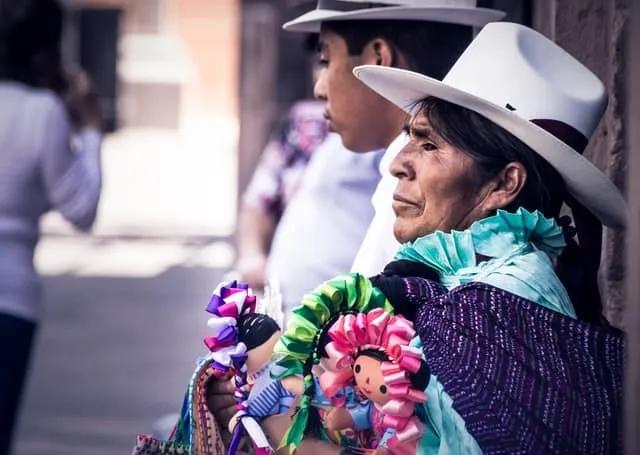 mexicana com vestido tradicional