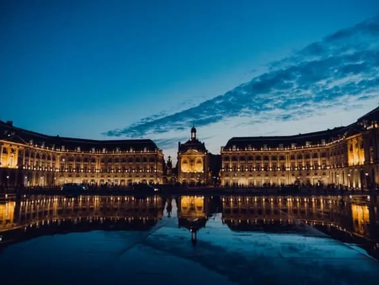 Praça em bordeus à noite iluminada