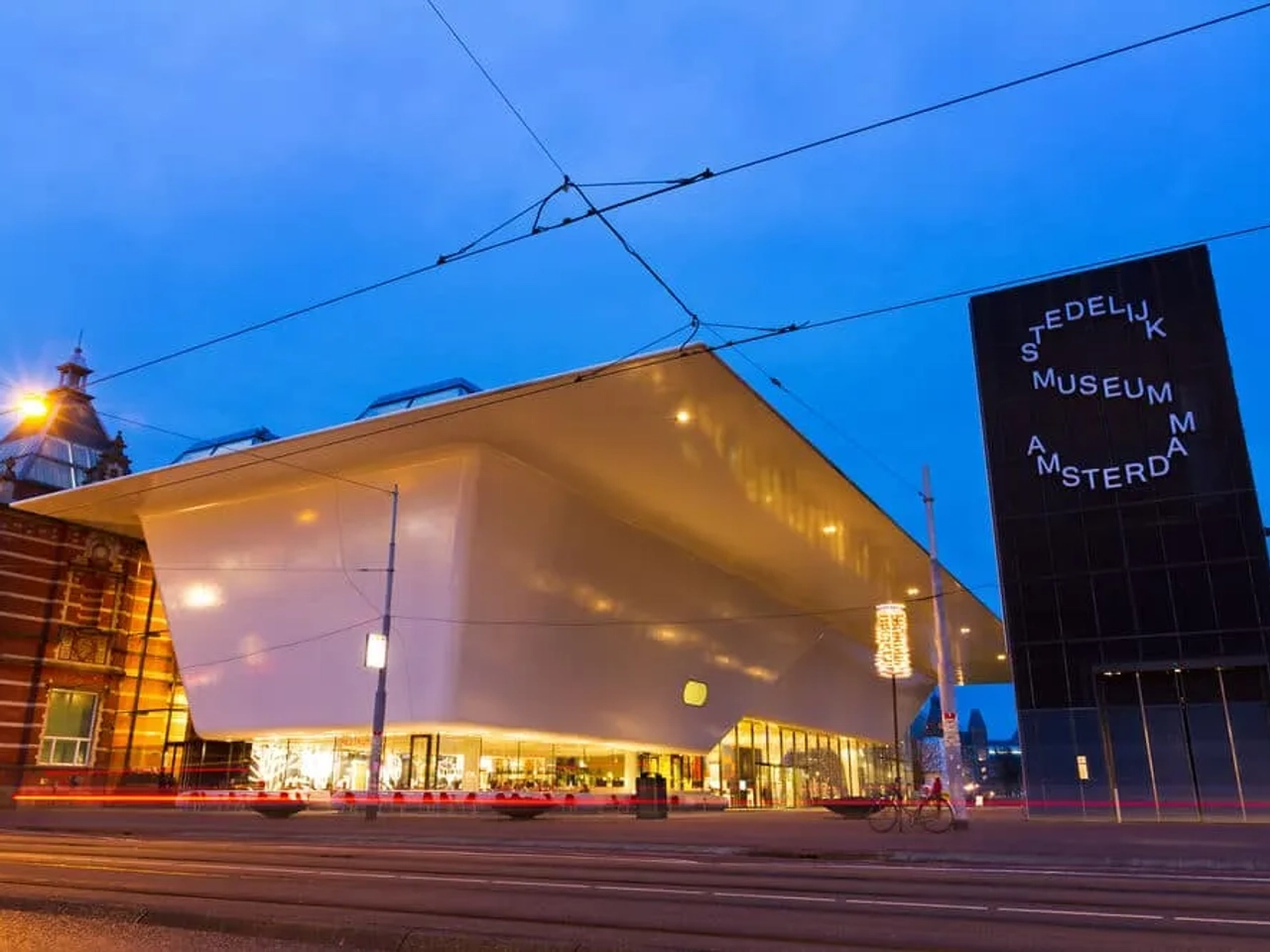 panoramica do edificio do museu stedelijk
