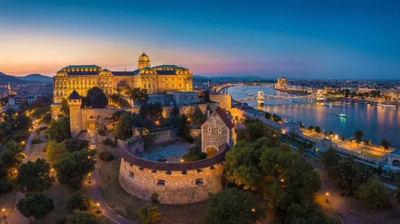 Vista panorámica del Castillo de Buda y el río Danubio al atardecer.