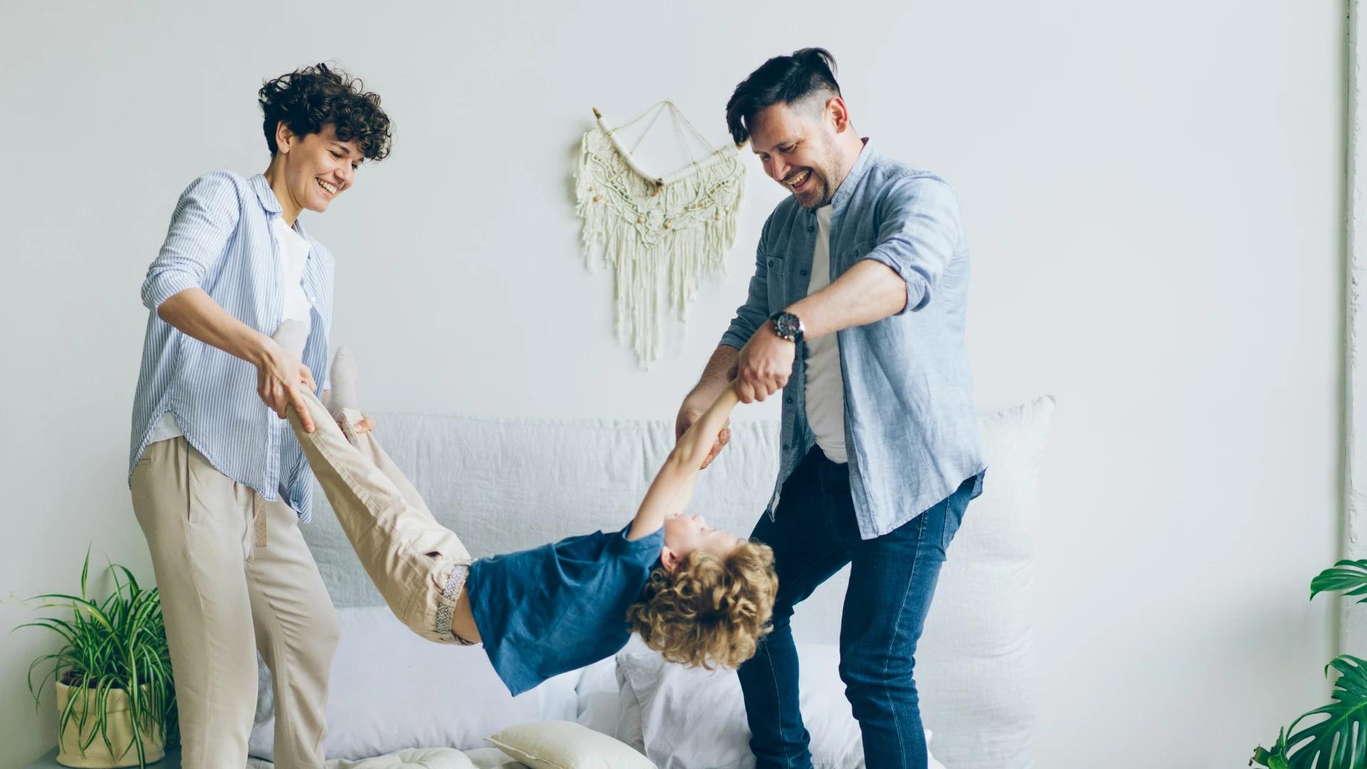 Familia juega feliz tras comprobar que puede ahorrar cambiando el seguro de vida vinculado a su hipoteca.