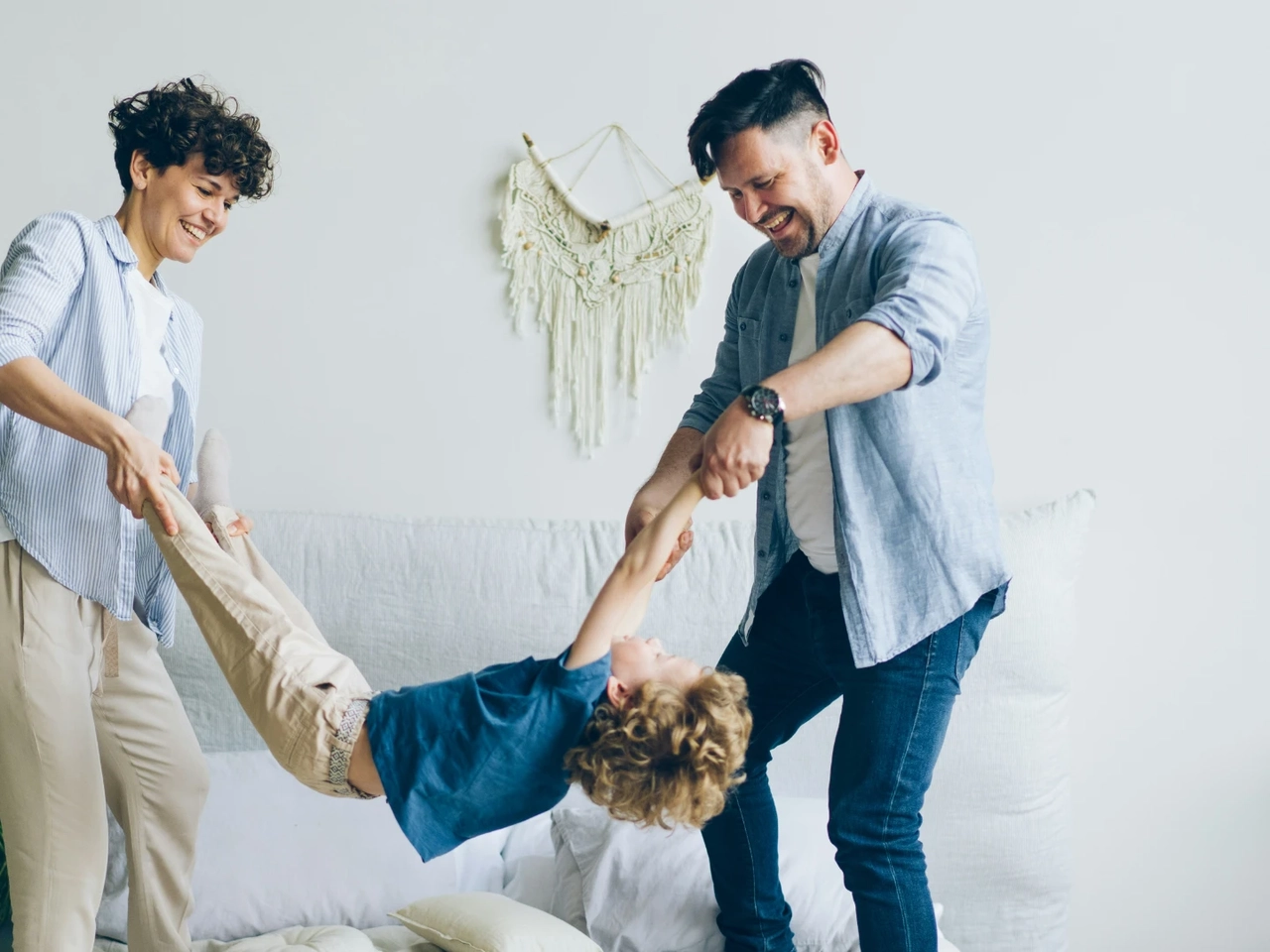 Familia juega feliz tras comprobar que puede ahorrar cambiando el seguro de vida vinculado a su hipoteca.