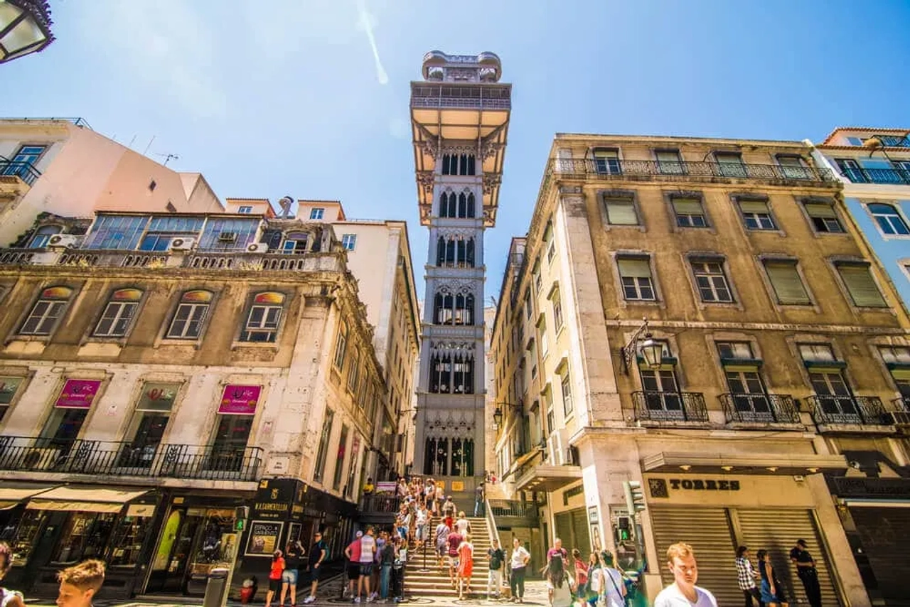 elevador de santa justa visto desde baixo