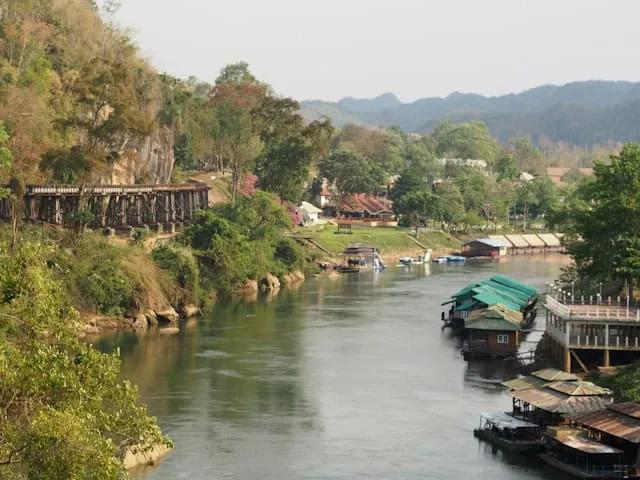 casas sob a água. um rio em Kanchanaburi