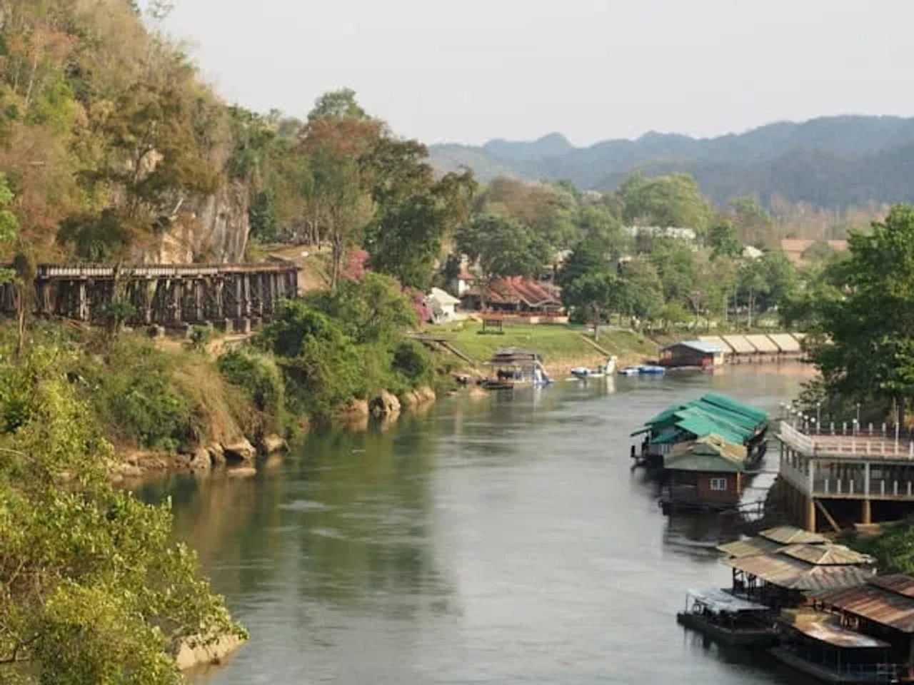 casas sob a água. um rio em Kanchanaburi