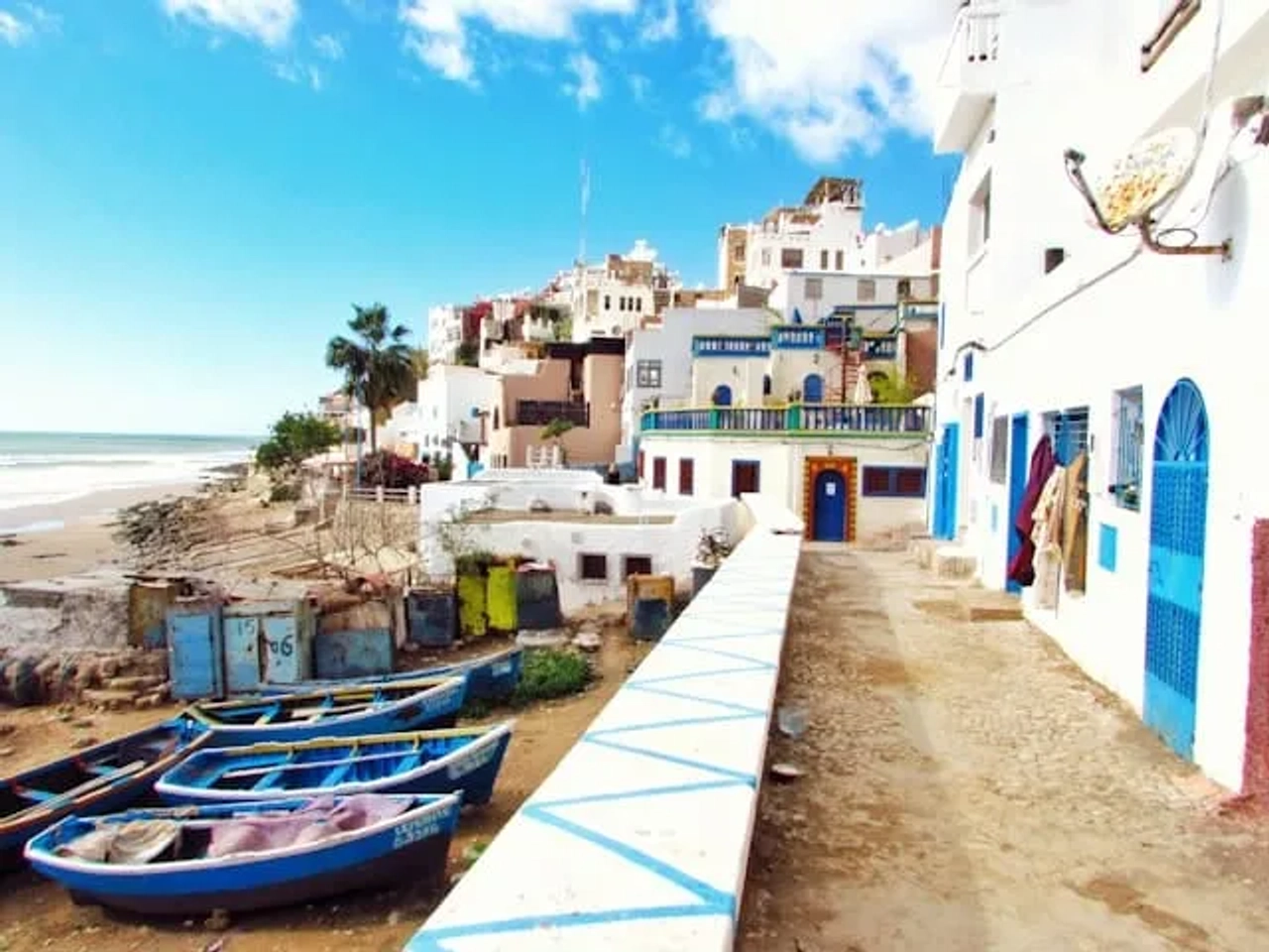 barcos atracados numa pequena vila de praia em marrocos