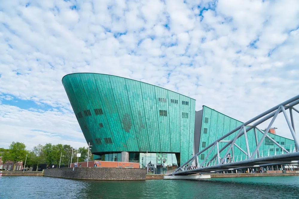 panoramica do edificio do museu nemo