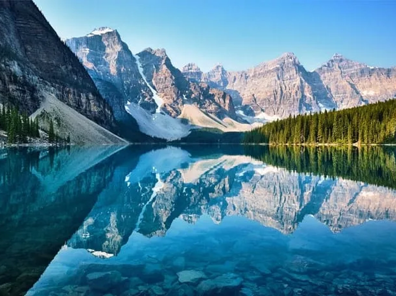 reflexo de montanhas na agua do moraine lake no canada