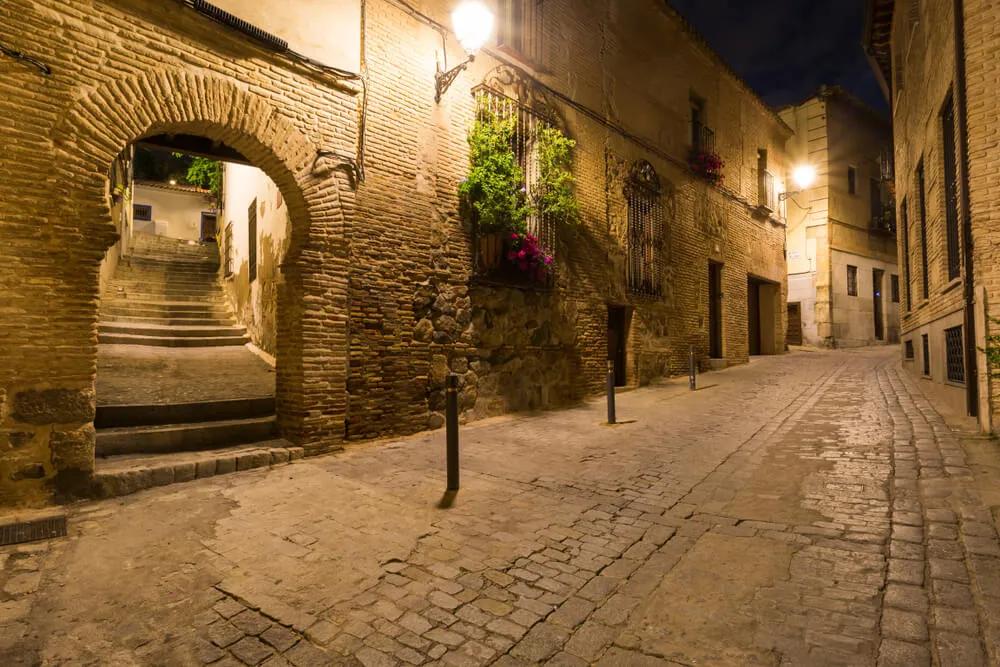 ruas de toledo à noite