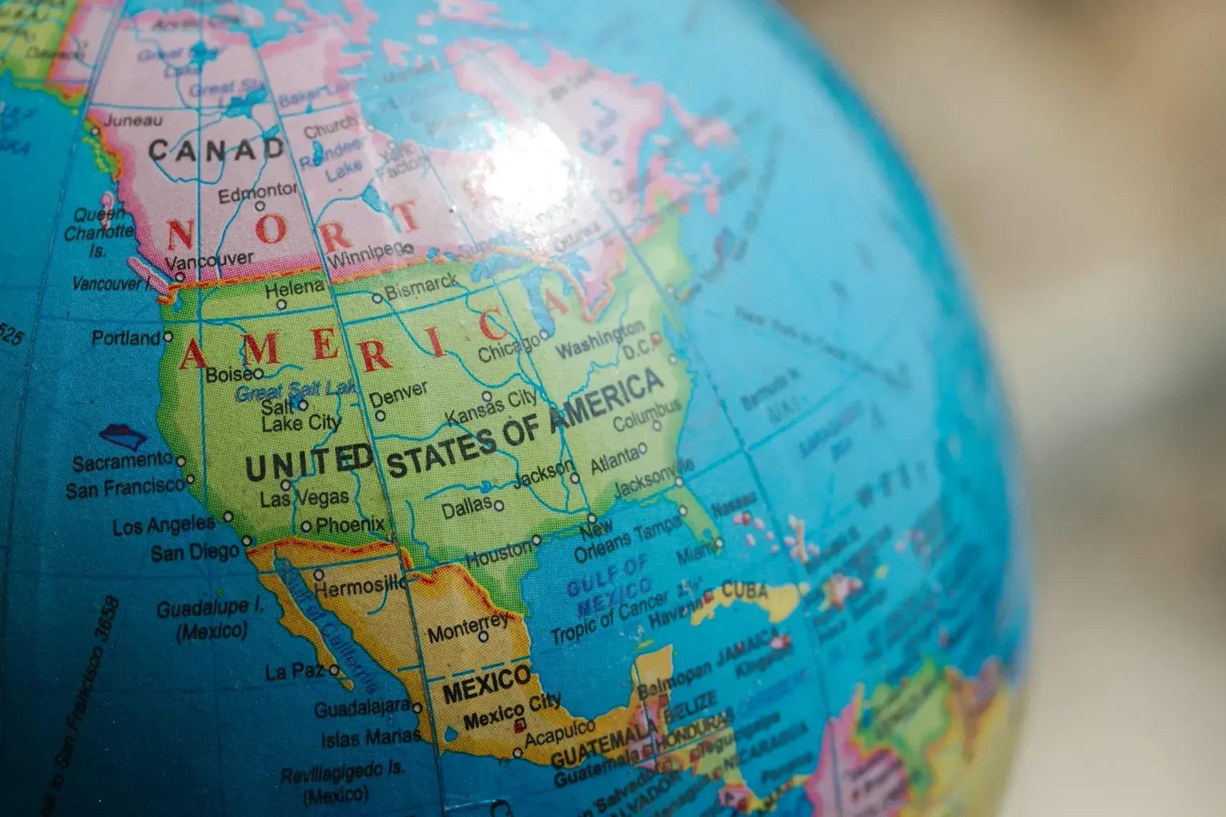 Mappamondo con focus sugli Stati Uniti e sul Nord America, con nomi di città e confini geografici visibili.