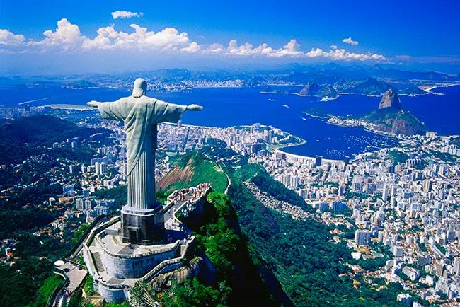 Vista aérea del Cristo Redentor sobre Río de Janeiro y su paisaje urbano.