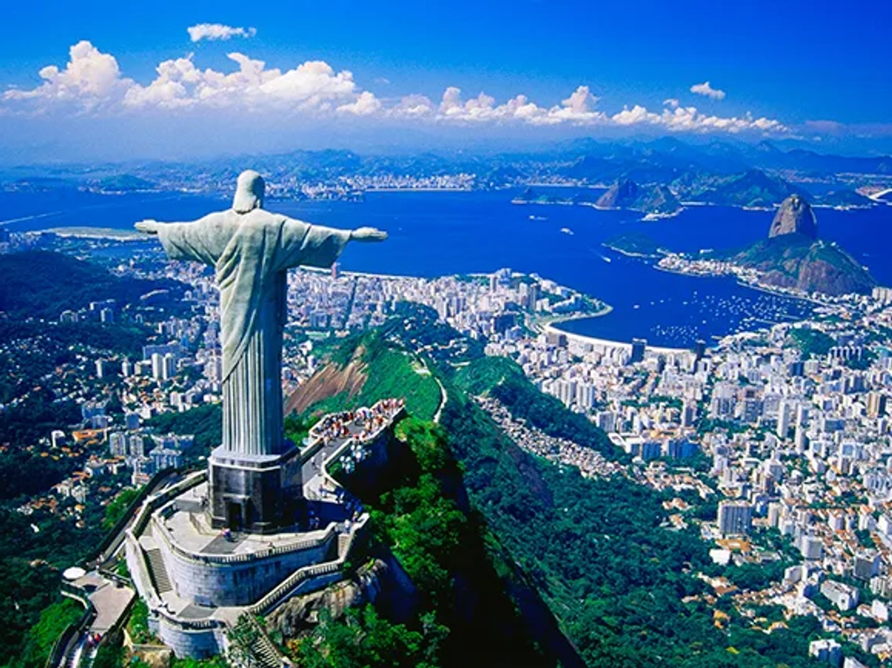 Vista aérea del Cristo Redentor sobre Río de Janeiro y su paisaje urbano.