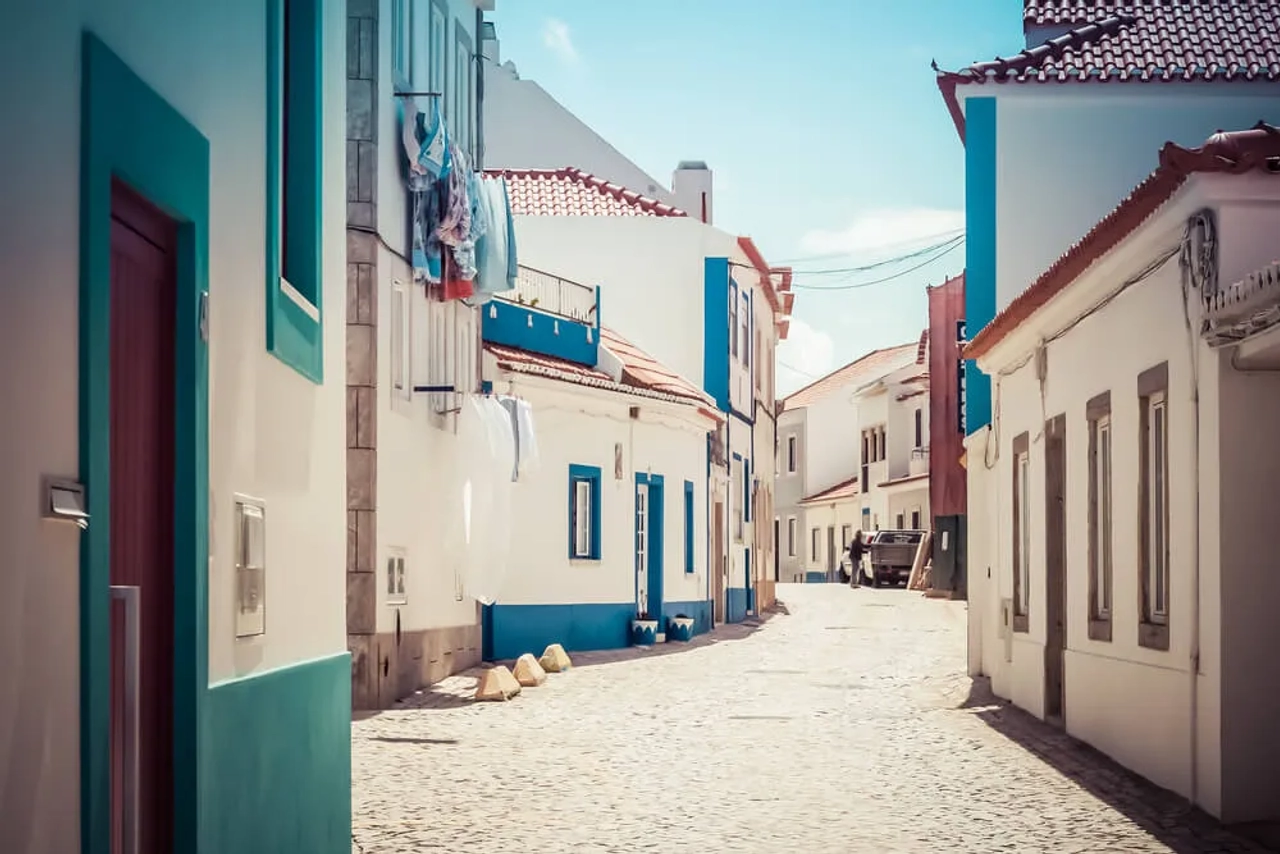 ruas típicas da ericeira durante o dia
