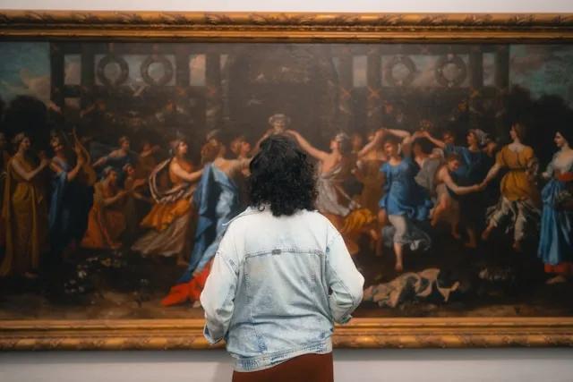 rapariga a olhar para um quadro no museu de arte de sao paulo