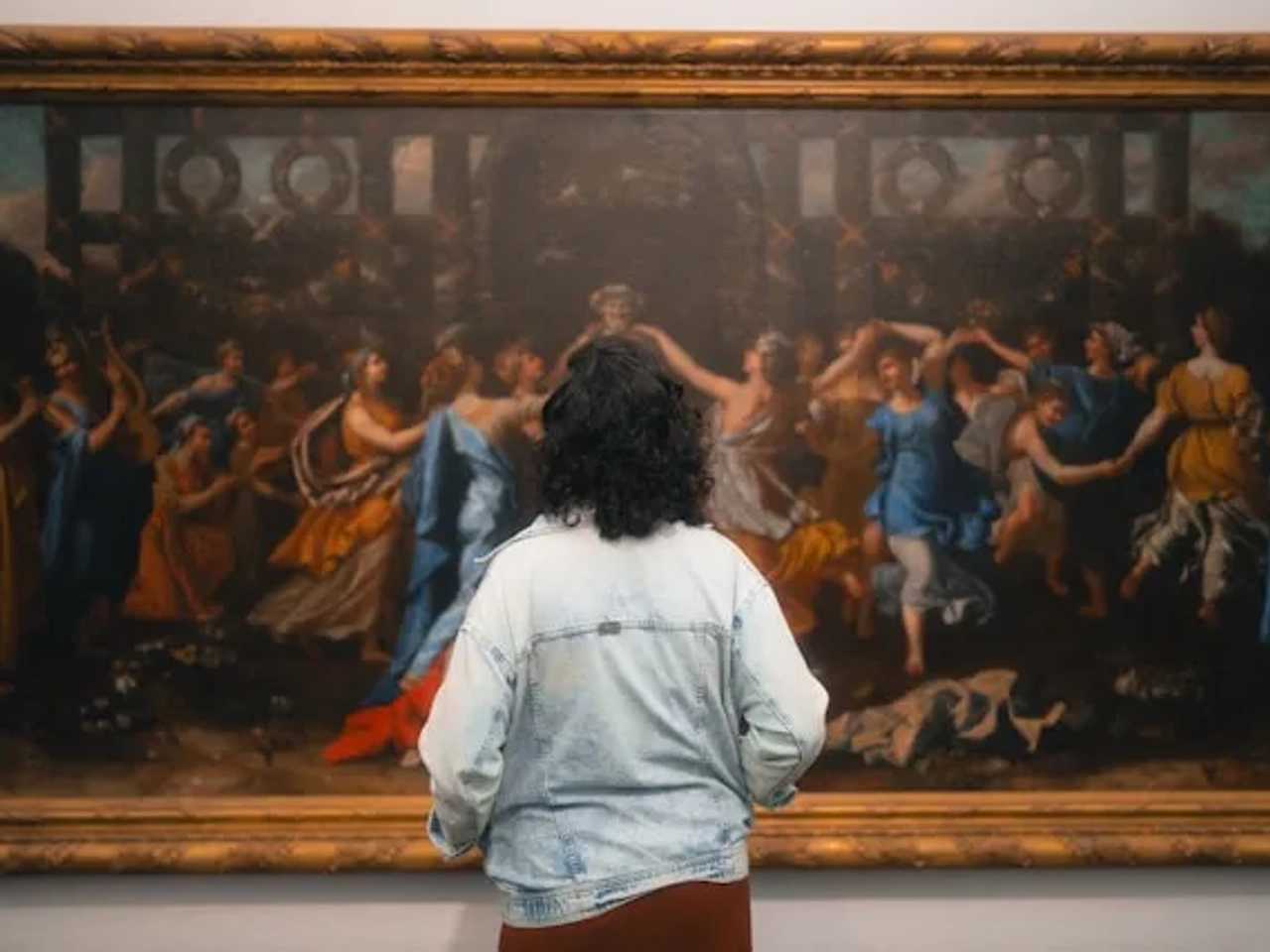 rapariga a olhar para um quadro no museu de arte de sao paulo