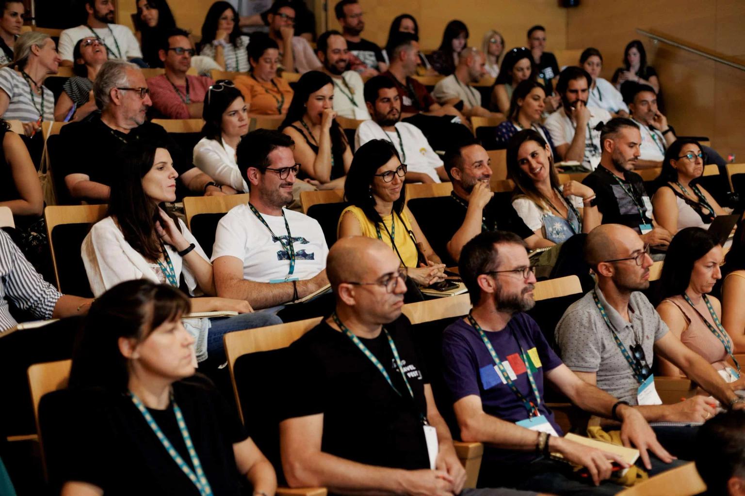 Asistentes en un auditorio durante un evento de IATI Academy en Salou.