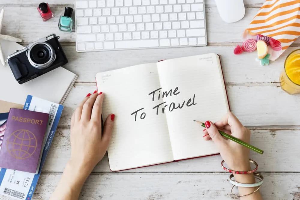 mulher escreve um diario de viagem