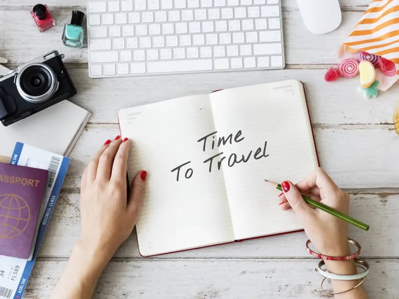 mulher escreve um diario de viagem