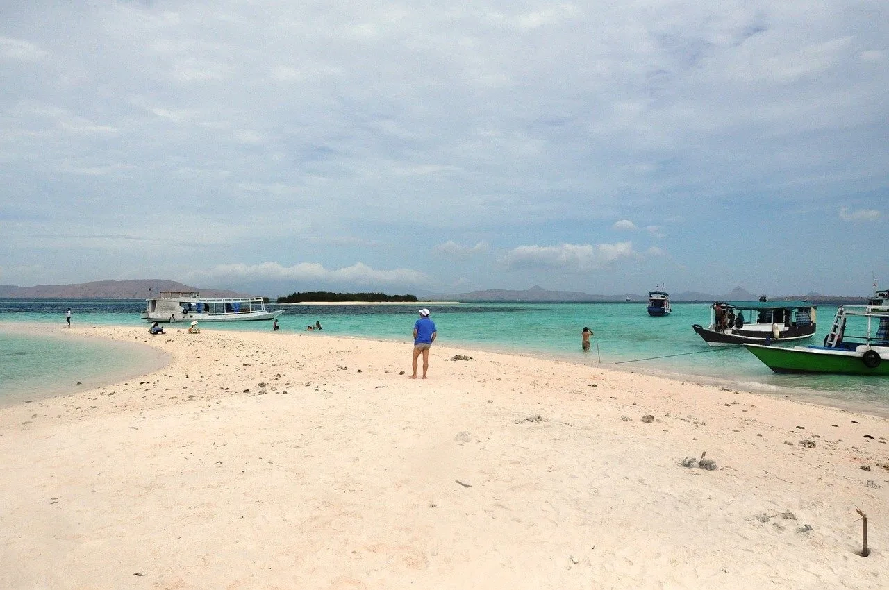 pessoas na praia na ilha das flores
