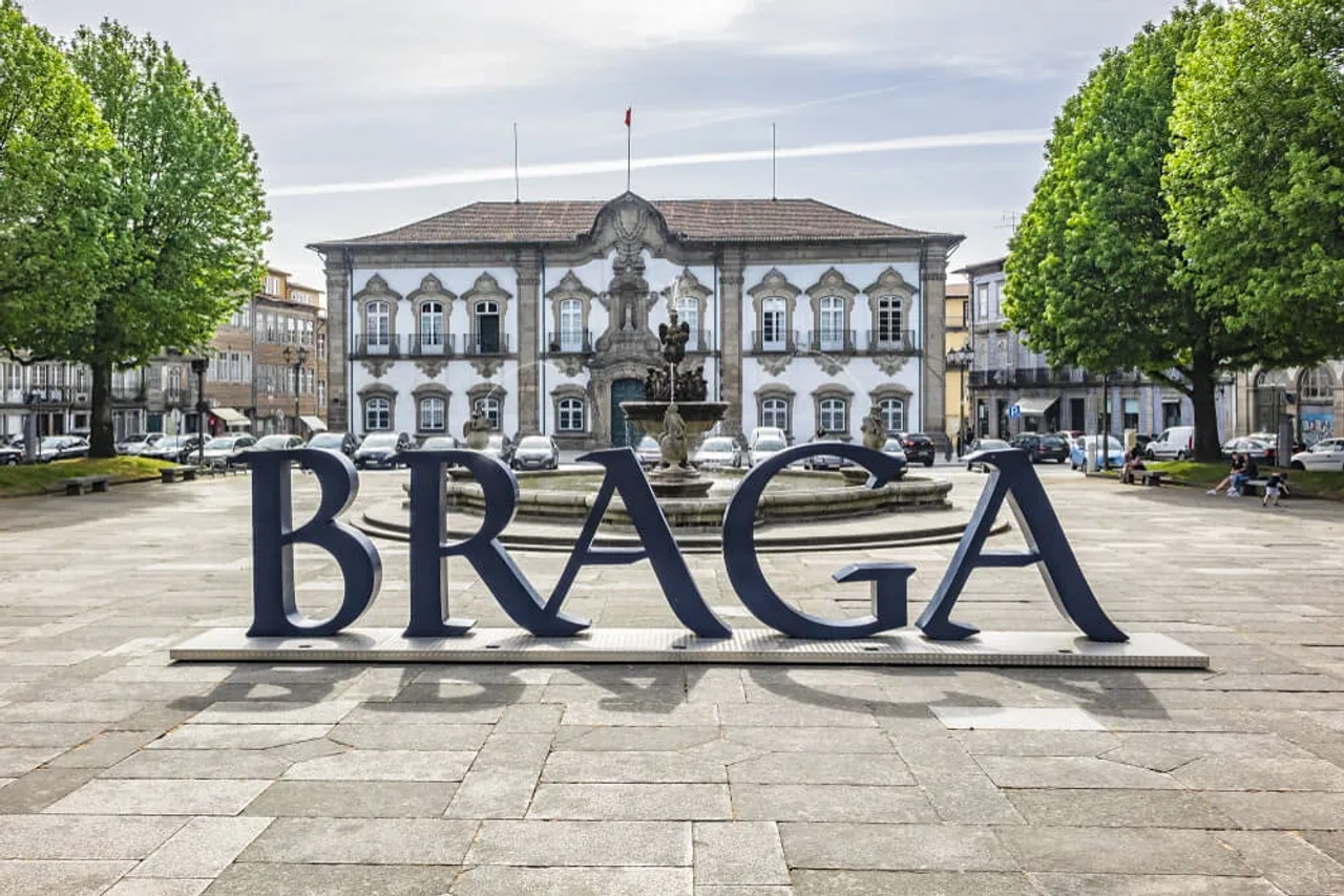 praça do municipio e logo de braga