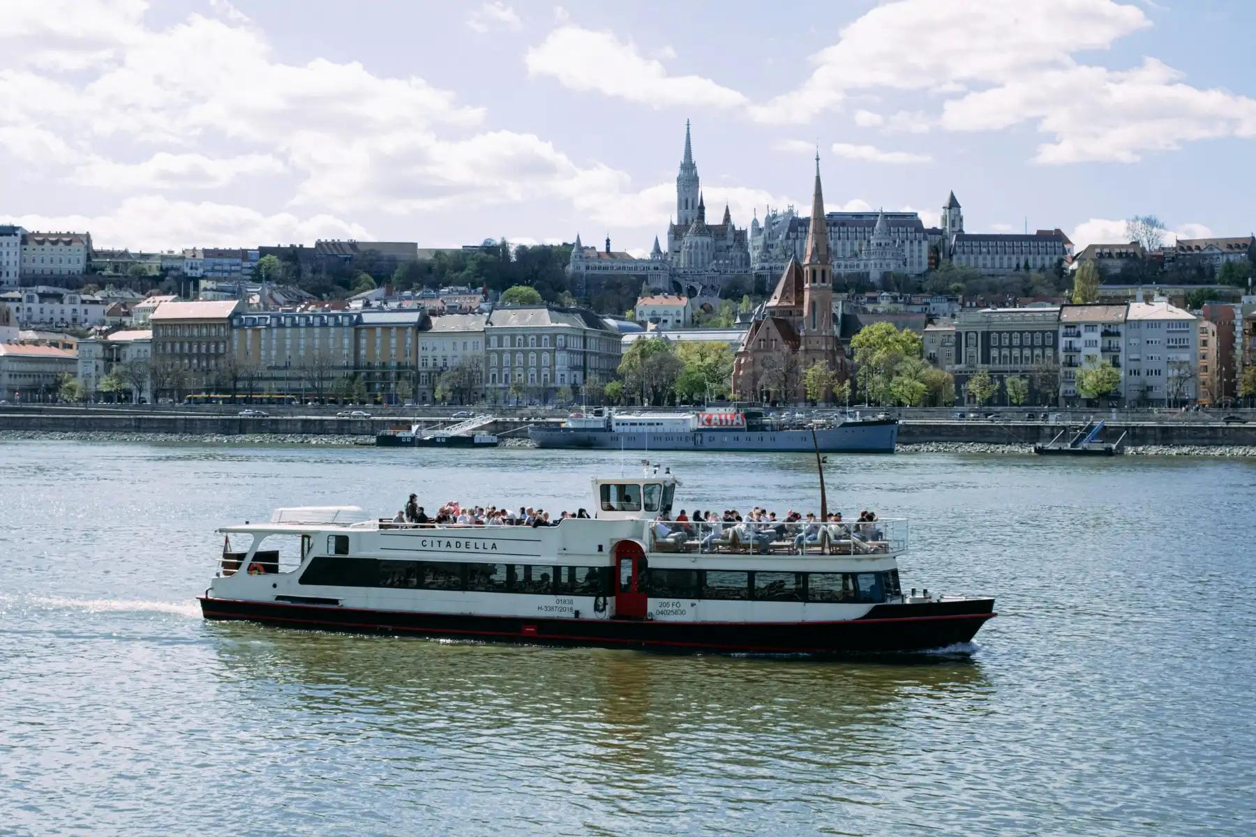 Passeio de barco no rio Danúbio com vista para Budapeste