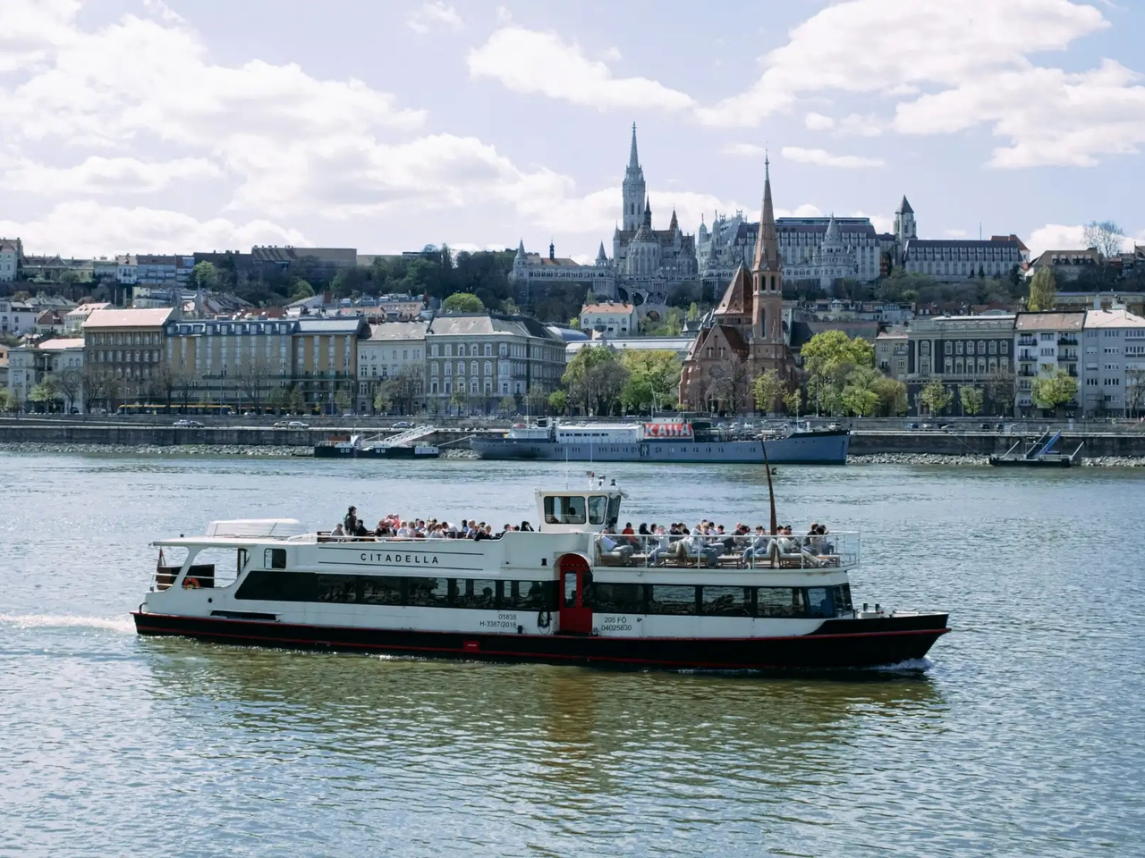 Passeio de barco no rio Danúbio com vista para Budapeste