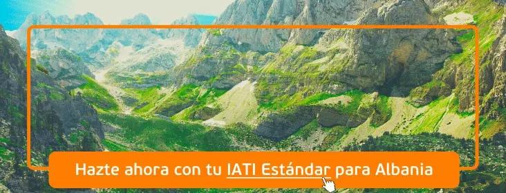 Paisaje montañoso de Albania con vegetación verde y un cielo despejado.