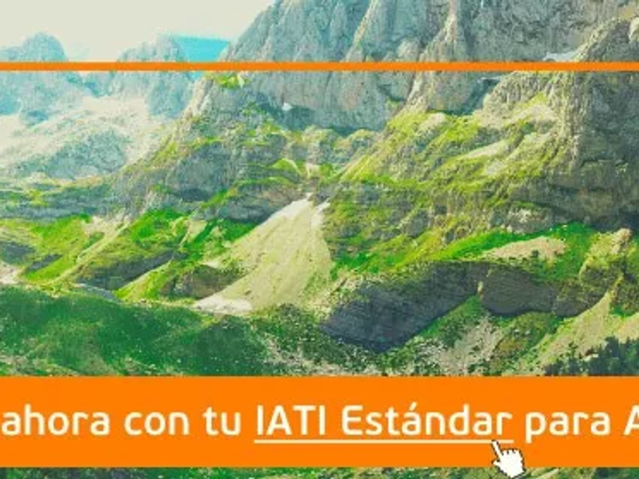 Paisaje montañoso de Albania con vegetación verde y un cielo despejado.