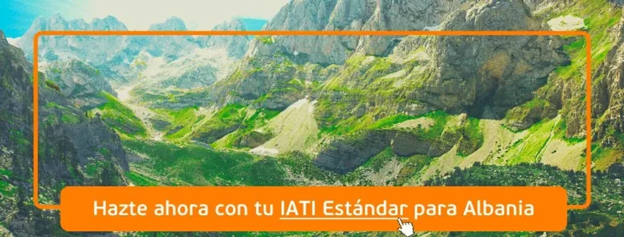 Paisaje montañoso de Albania con vegetación verde y un cielo despejado.