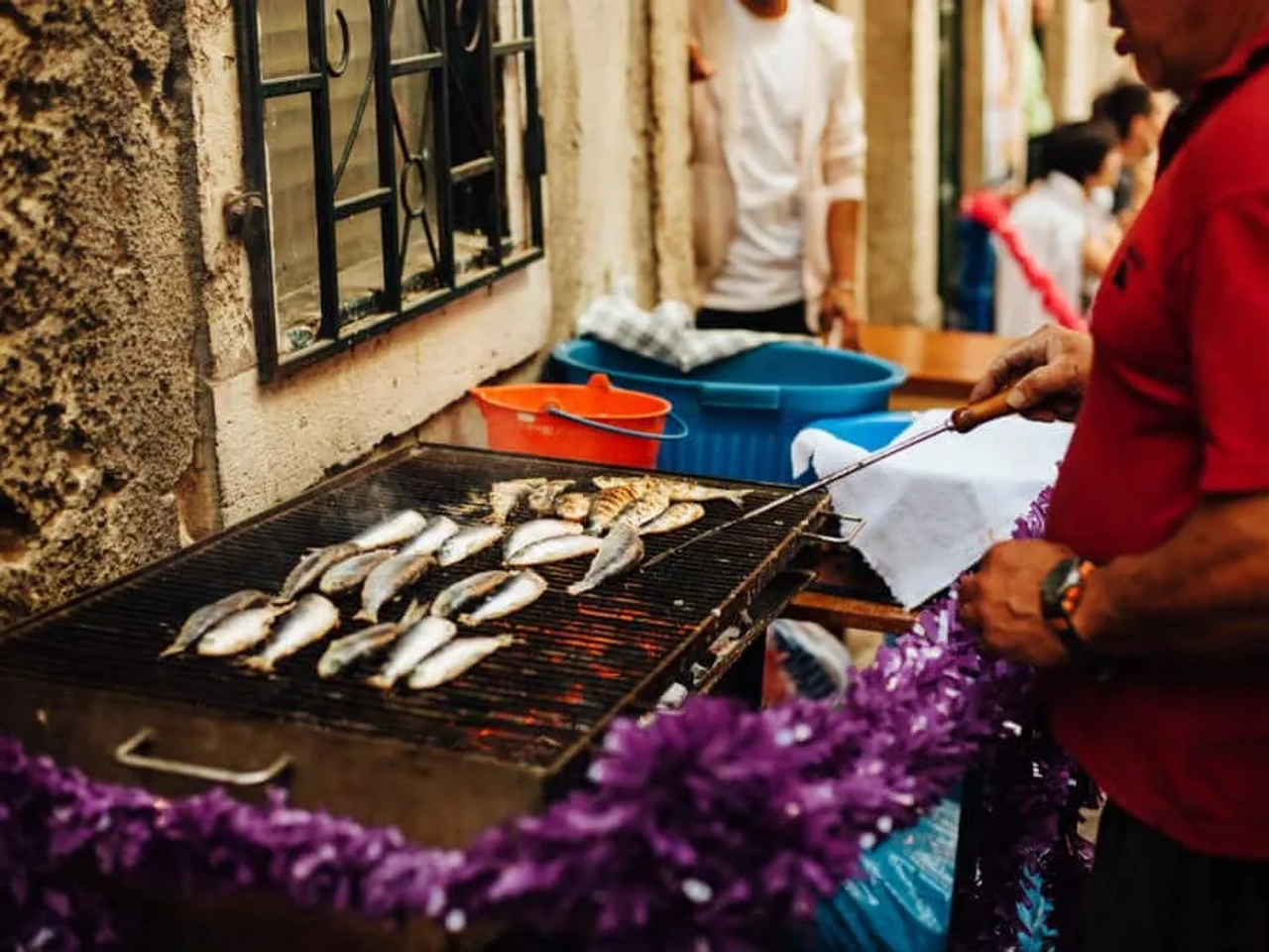 sardinhas a serem assadas à porta de casa