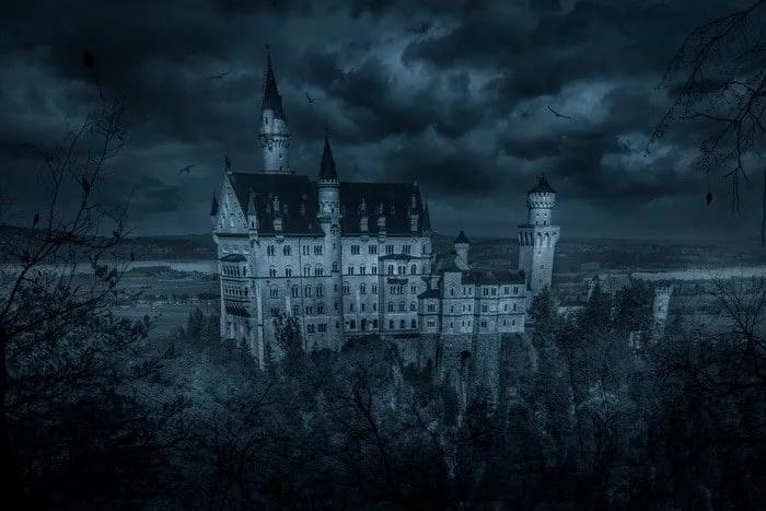 castelo na Roménia durante a noite