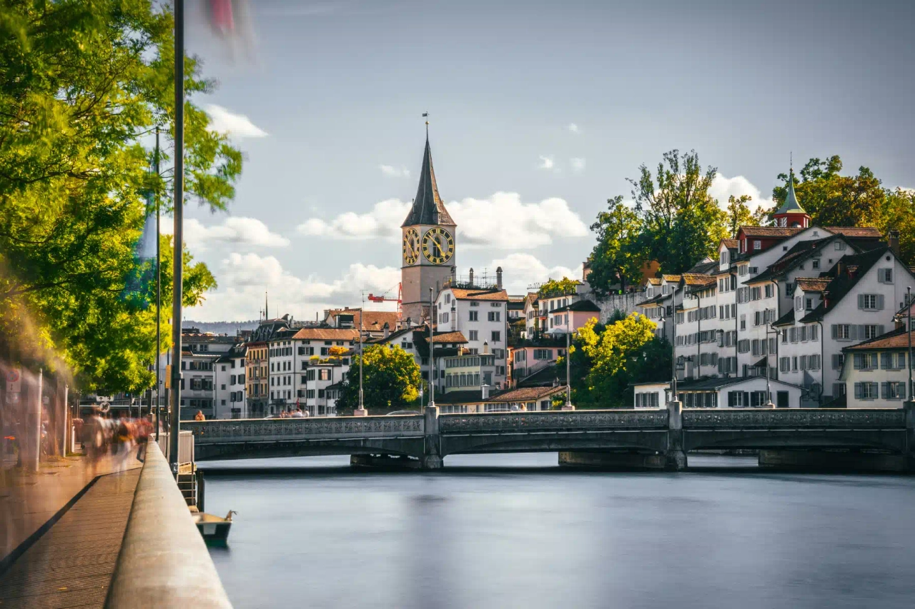Vista do rio Limmat e do centro histórico de Zurique