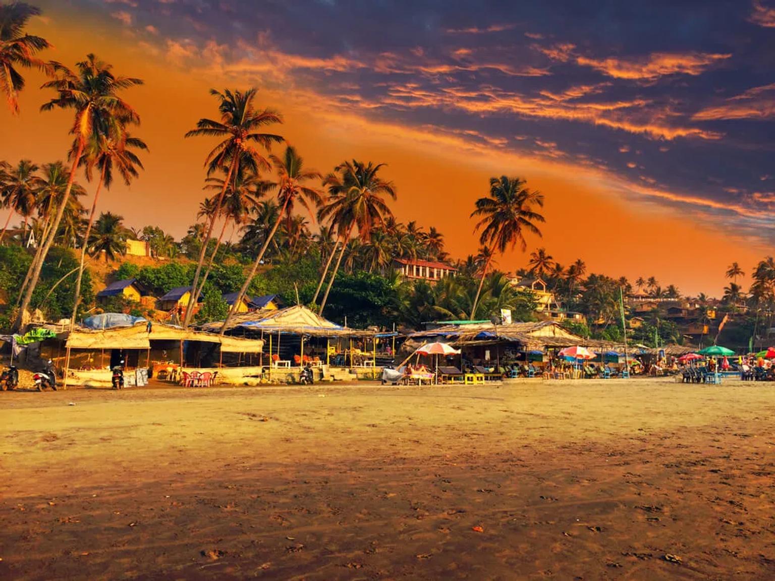praia de goa ao por do sol