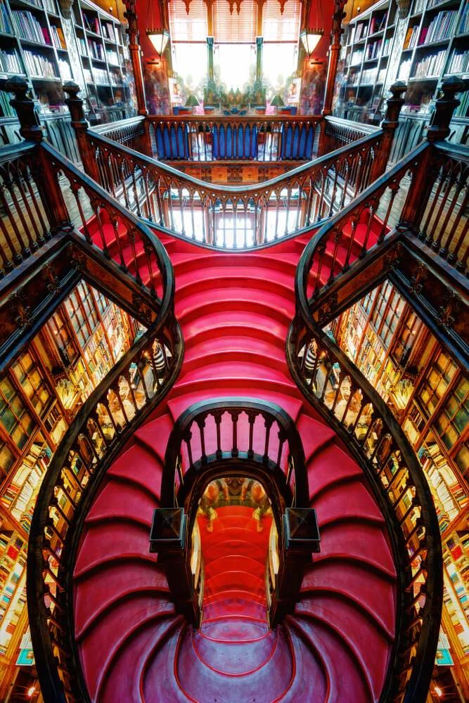 escadarias da livraria lello