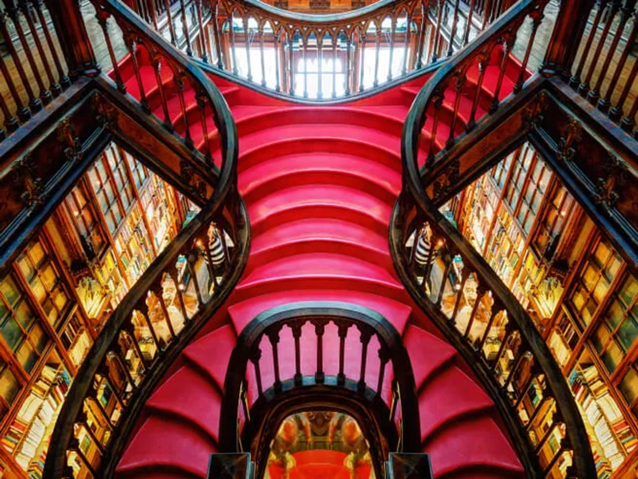 escadarias da livraria lello
