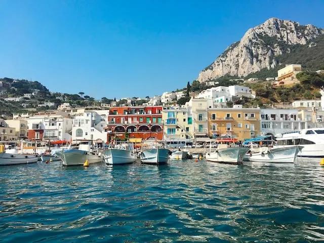 barcos atracados em frente a casas coloridas em capri, na costa amalfitana
