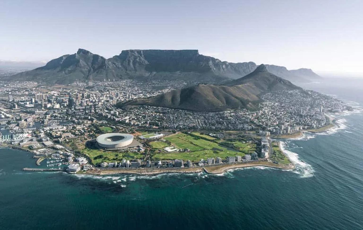 Seguro de viagem para a África do Sul: vista aérea da Cidade do Cabo e Table Mountain