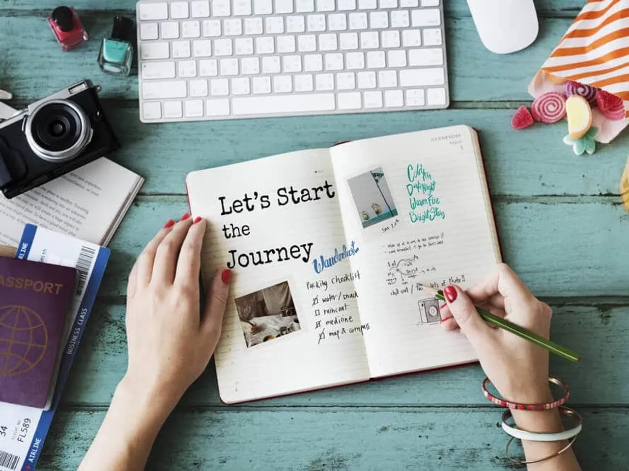 jovem escreve num diario de viagem