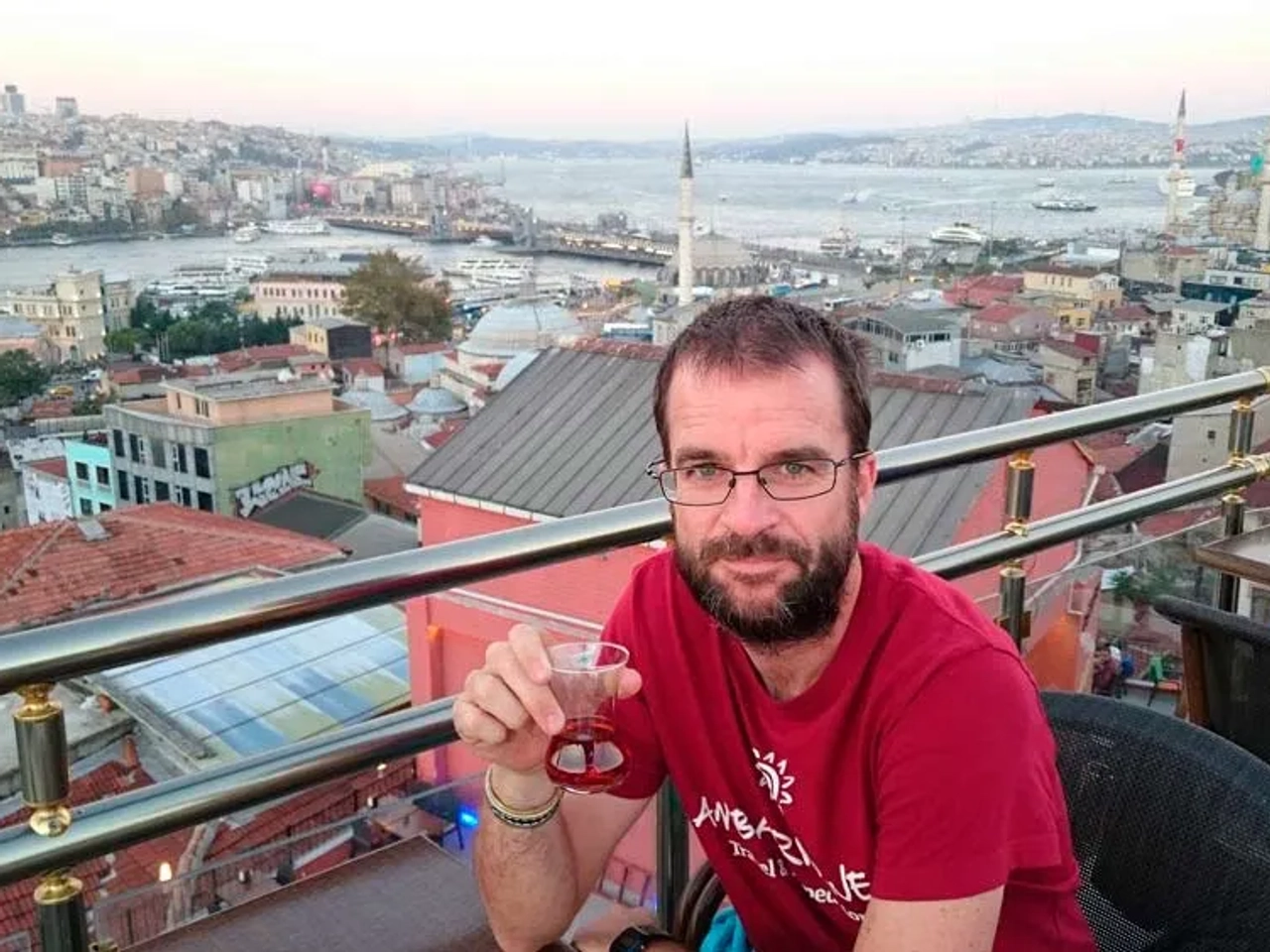 Pablo Strubell tomando algo en Estambul