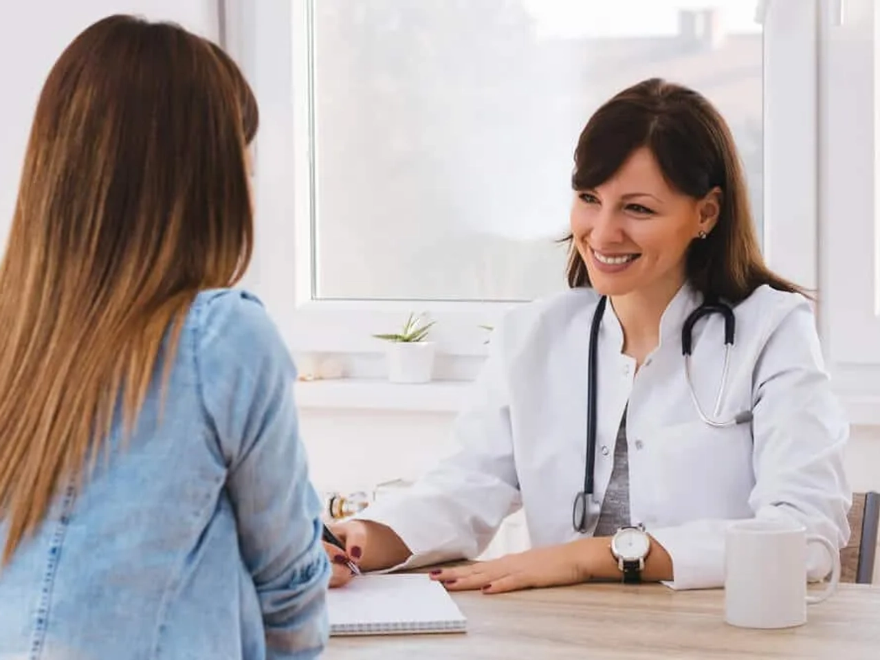 doutora atende mulher num consultorio