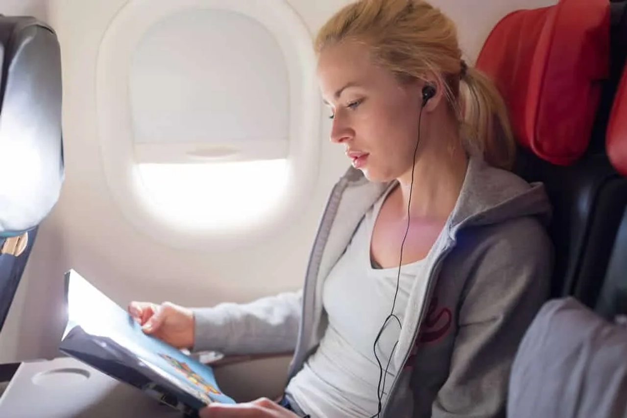 mulher jovem a ler no aviao